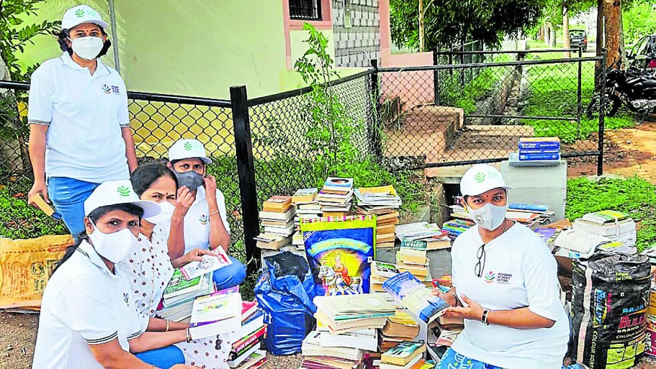 A book donation drive conducted by the women of Roopanagar Mysuru. Credit: Special Arrangement