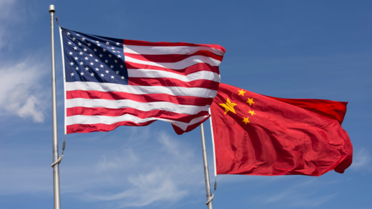 <div class="paragraphs"><p>National flags of United States (L) and China (R).</p><p></p><p></p></div>