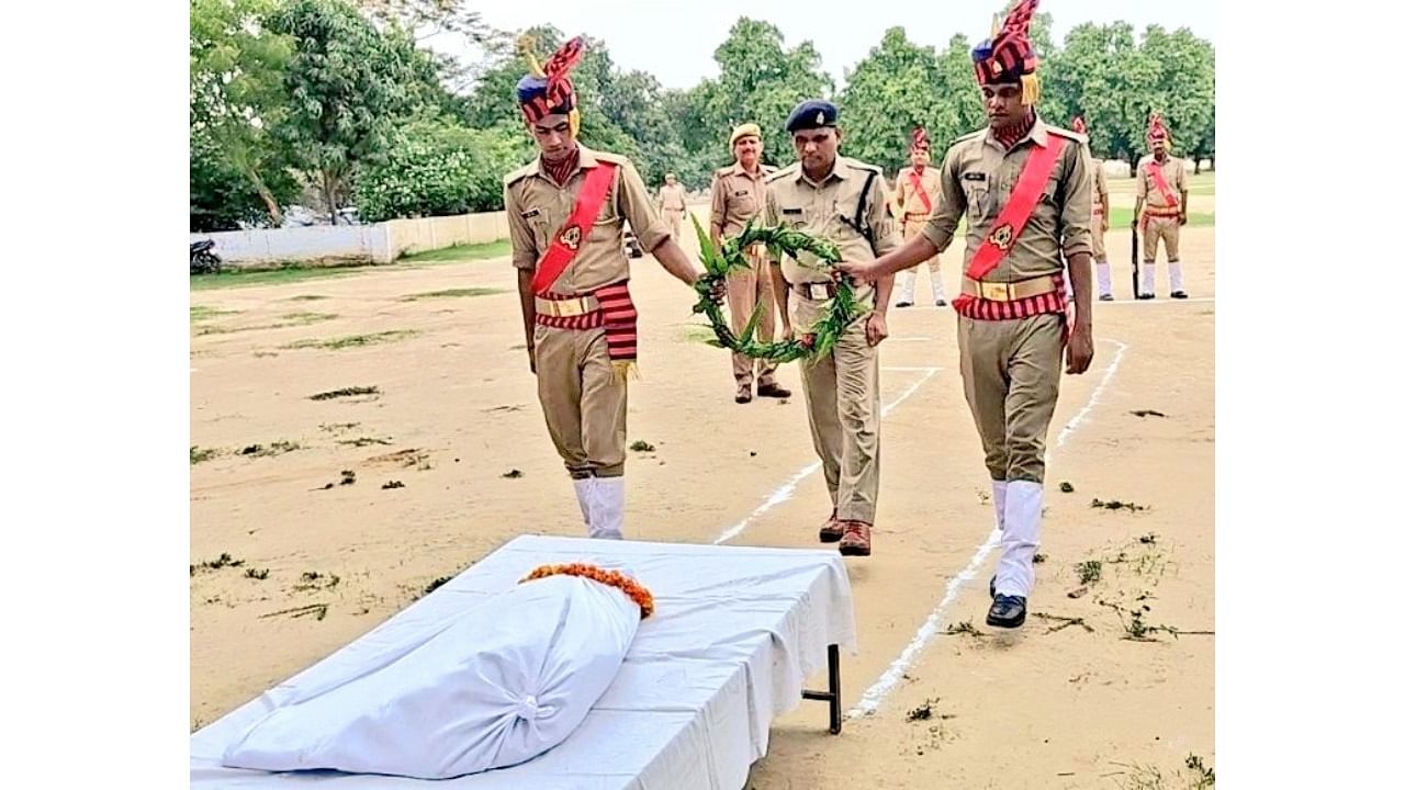 A condolence parade was organised for Oli. The carcass of the canine was placed in front of the martyr memorial at the Police Lines and the men in khaki bid a tearful farewell to their colleague. Credit: Twitter/@gondapolice