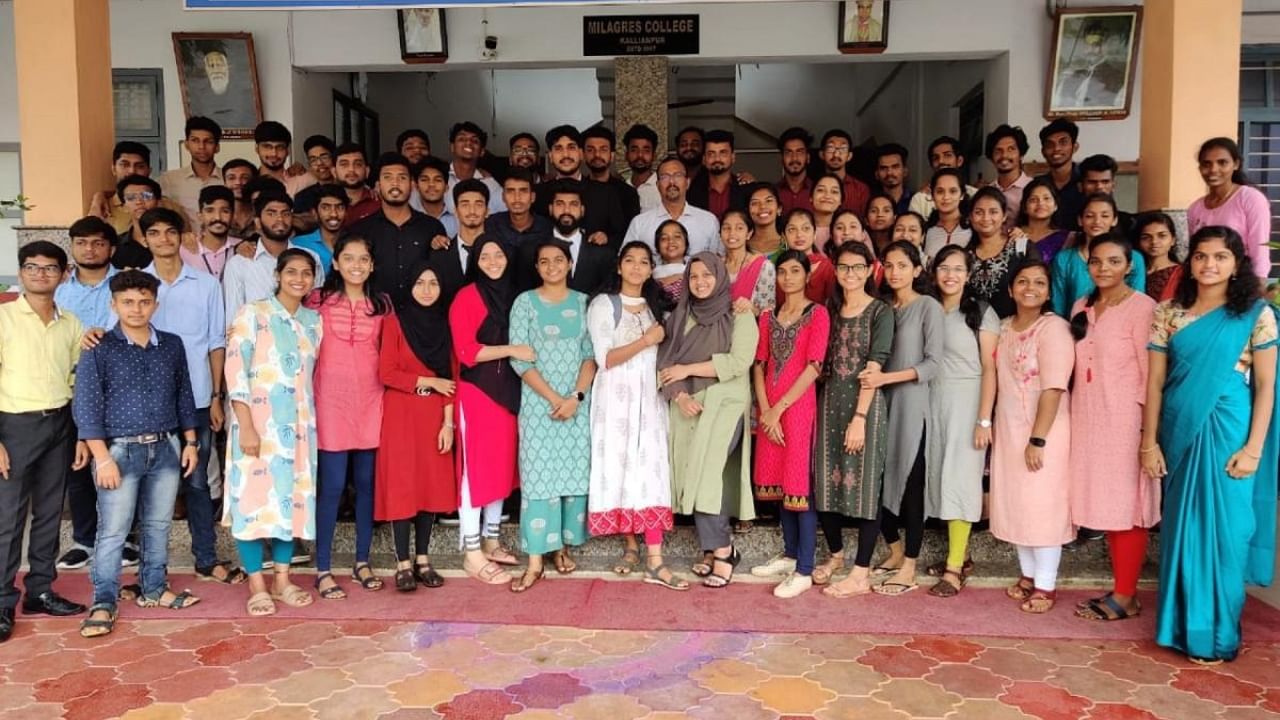 Students pose for a group photograph after the successful implementation of the ‘Nayak - A Day Without Teachers’ initiative at Milagres College in Kallianpur. Credit: DH Photo