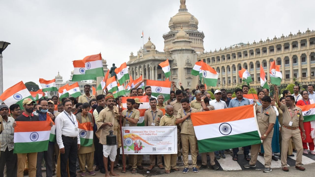 Postal department staff participated in a walking procession from GPO to Vidhana Soudha during the 75th Independence Day Amrita Mahotsav, 'Har Ghar Tiranga' awareness campaign in front of Vidhana Soudha in Bengaluru. Credit: DH Photo