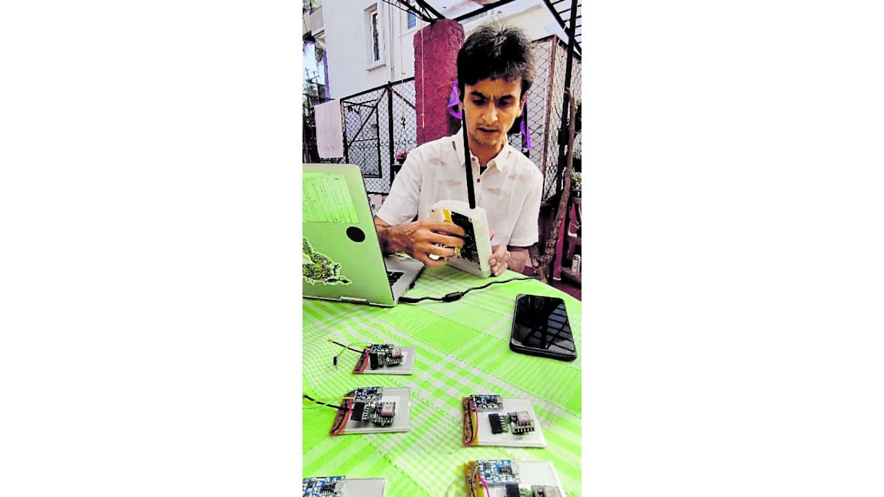 Ishaan Raghunandan with the tracking device he has developed. Credit: Special Arrangement
