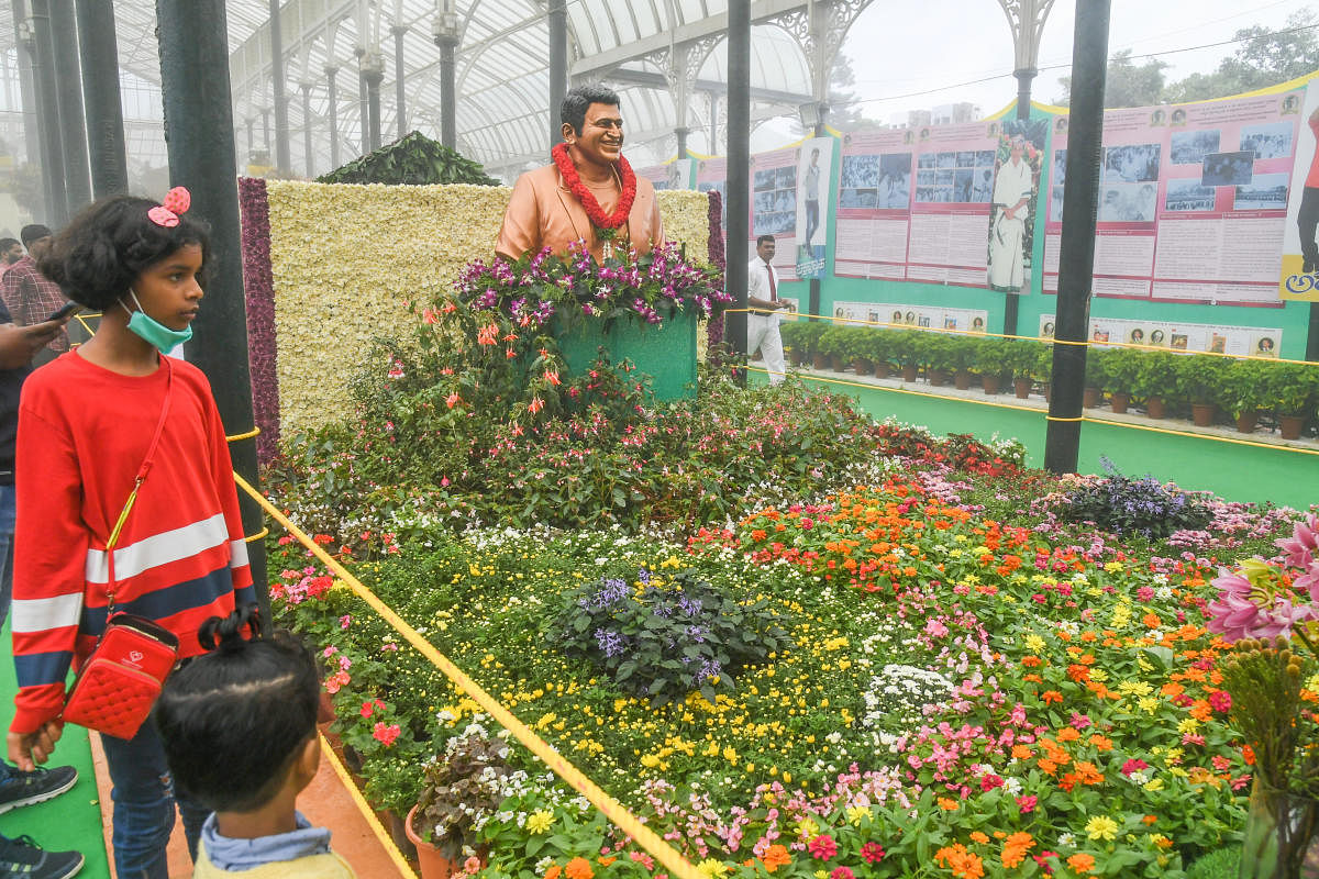 Puneeth Rajkumar gets a flower show tribute at Lalbagh. DH photo by S K Dinesh