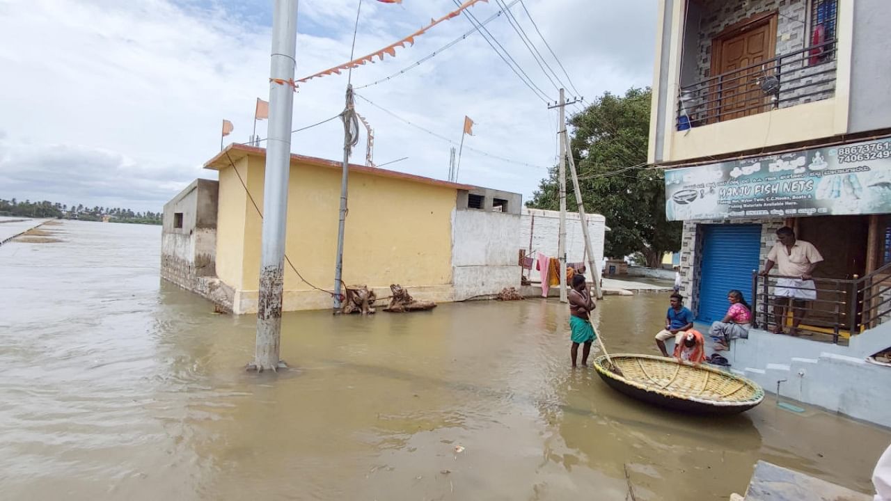 River Tungabhadra floods the fishermen colony at Kampli in Ballari district on Tuesday. Credit: DH Photo