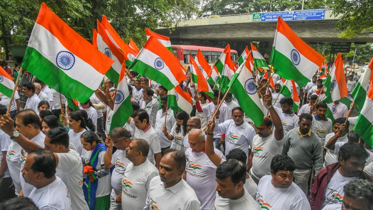 In Bengaluru, the BBMP has been asked to sell 15 lakh machine-made polyester national flags, up from a target of 10 lakh set earlier. Credit: DH Photo