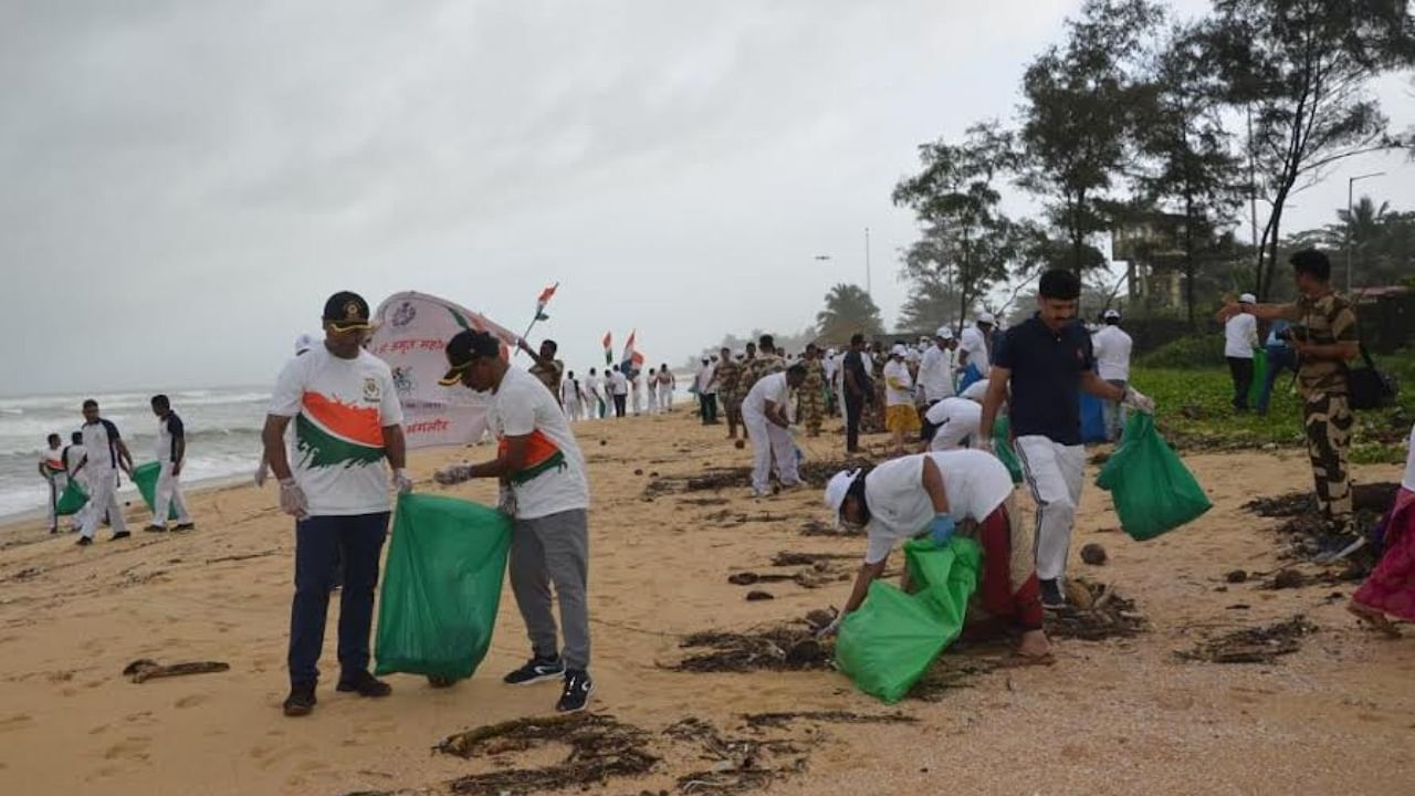 Volunteers collecting garbage from Panambur beach. Credit: Special arrangement 