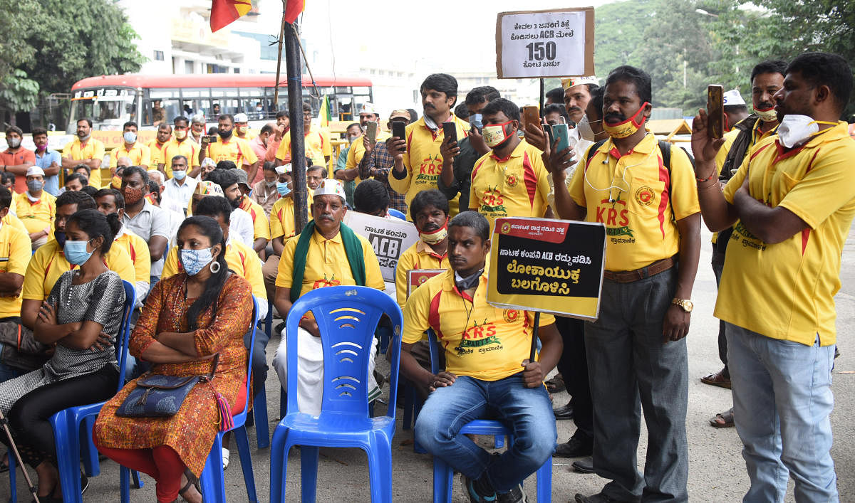 Members of Lancha Mukta Karnataka Nirmana Vedike and Karnataka Rashtra Samithi use mobile cameras for their activism. DH File Photo