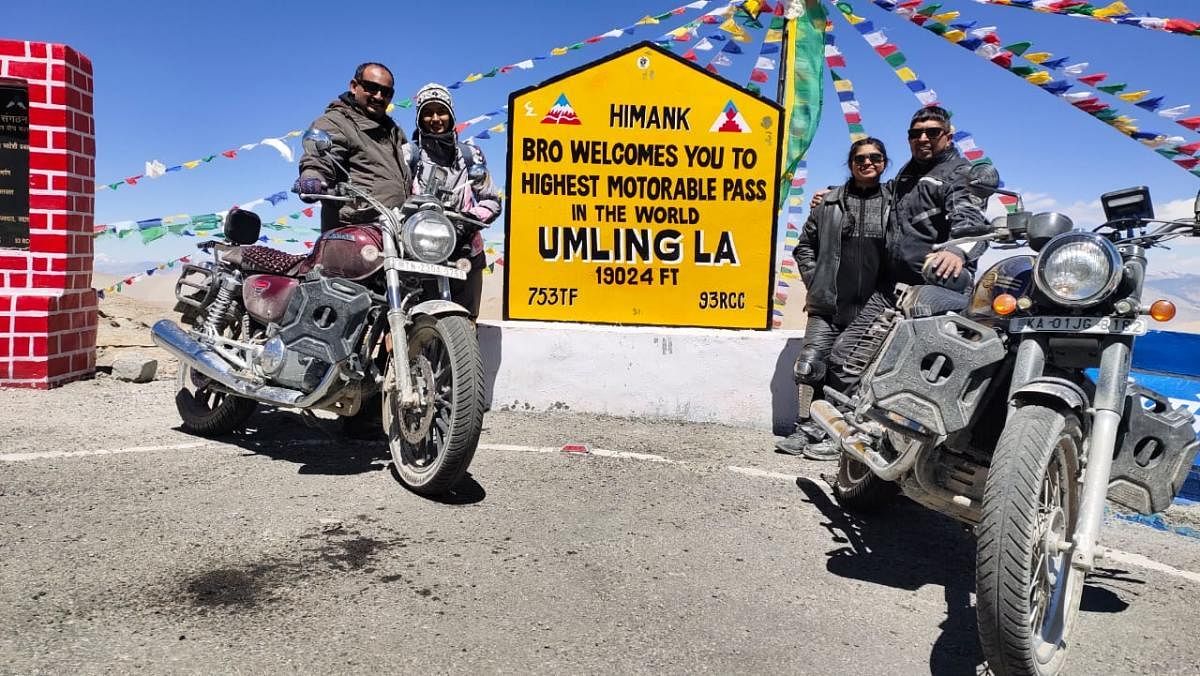 Praveen Paul and his daughter Abigail and Ajay Daniel and his daughter Angelica (right) at Umling La Pass.