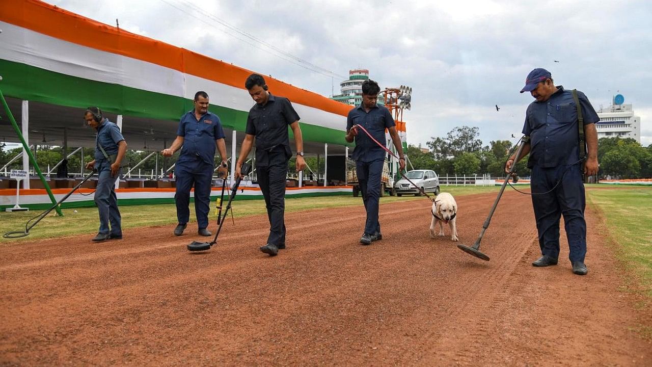 Security on I-Day eve in Patna. Credit: PTI Photo