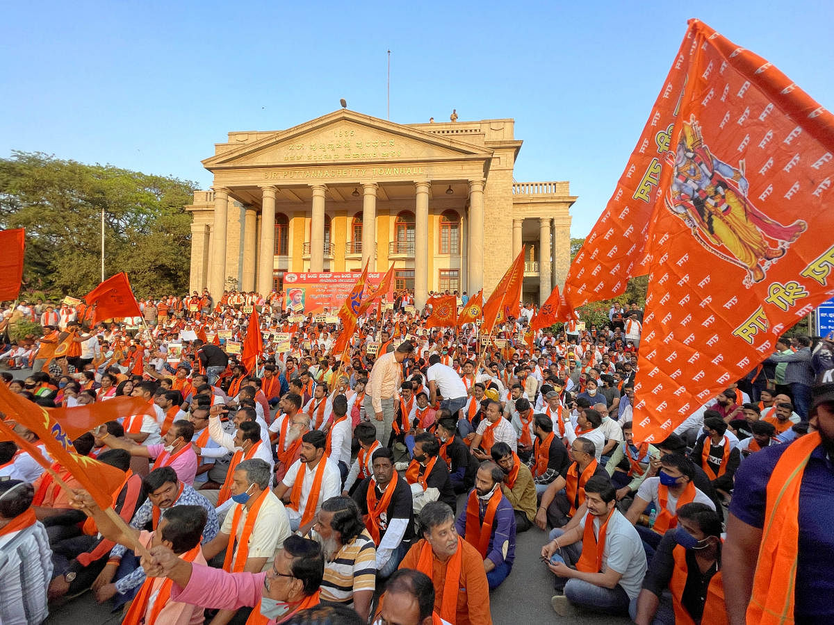 Various pro-Hindu organisations protest condemning the murder of Harsha in Shivamogga, at Town Hall, Bengaluru on February 23, 2022. Credit: DH Photo/ Pushkar V