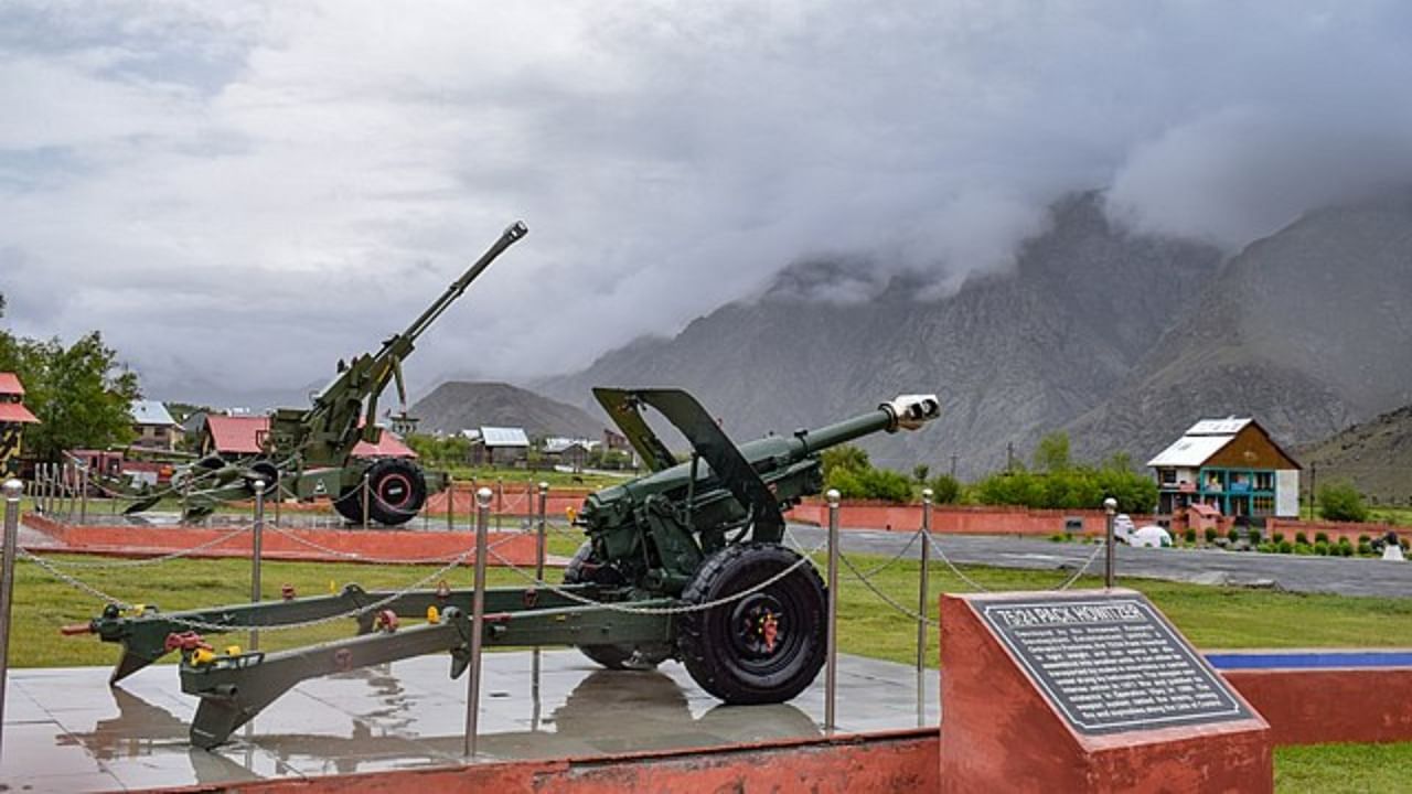 Weapons used in 'Operation Vijay' kept at Kargil War Memorial. Credit: Wikimedia Commons/Reflectionsbyprajakta 