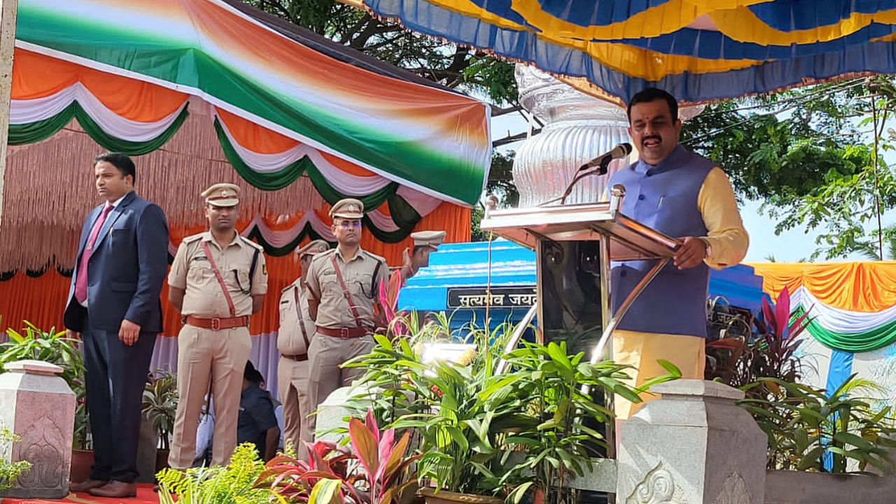 District-in-Charge Minister V Sunil Kumar delivers independence day address after unfurling the Tricolour in Mangaluru. Credit: Special Arrangement
