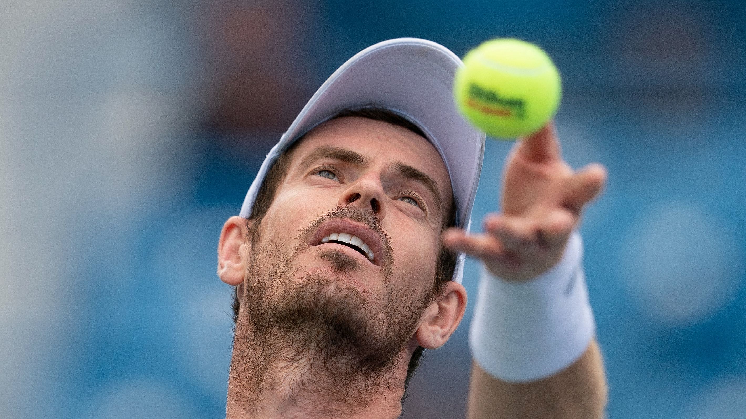 Andy Murray (GBR) tosses the ball to serve during his match against Stanislas Wawrinka (SUI) at the Western & Southern at the at the Lindner Family Tennis Center. Credit: USA Today Sports via Reuters 