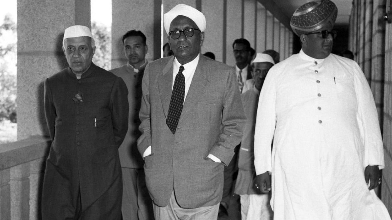 Prime Minister Jawaharalal Nehru, Scientist Sir C V Raman and Mysore Governor Jayachamarajendra Wodeyar at Indian Institute of Science Bangalore. Credit: DH File Photo