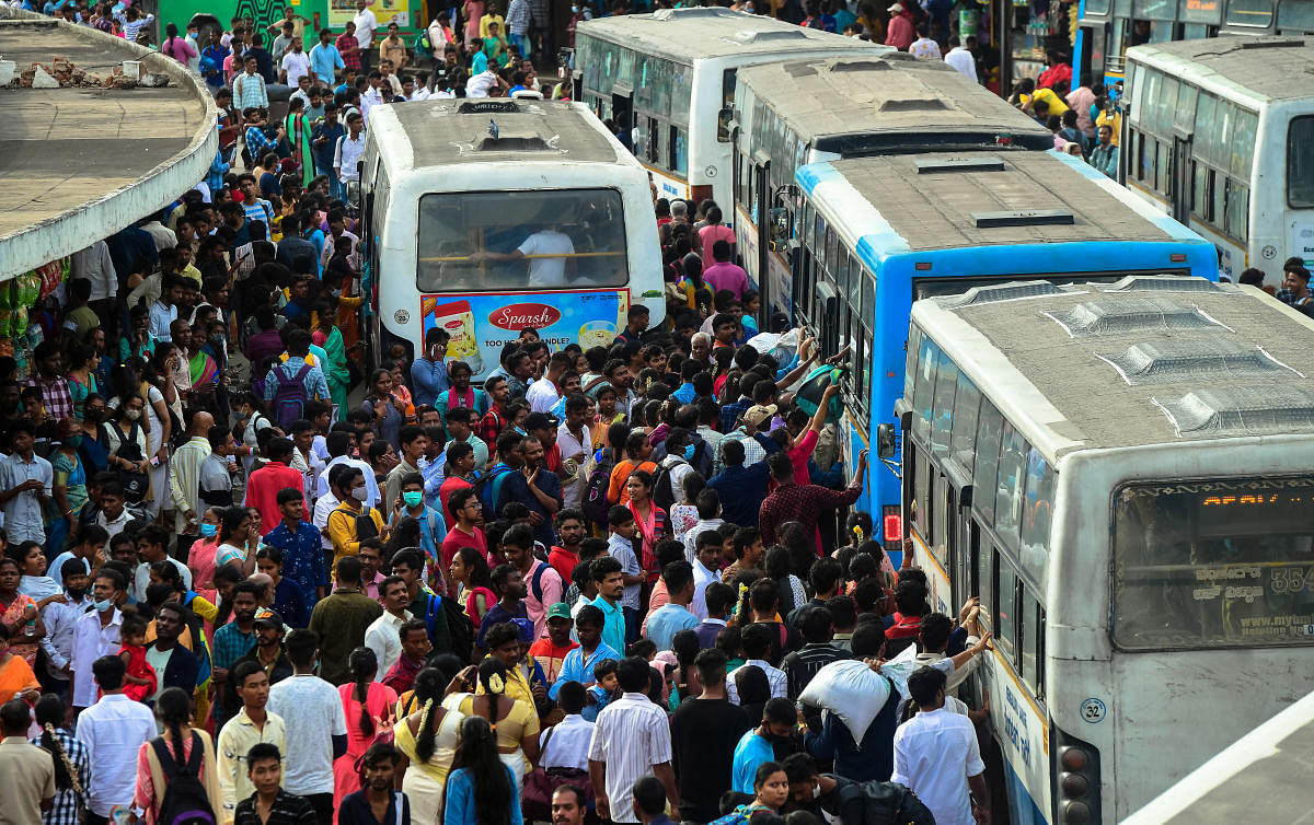 The main bus stands in the city were jam-packed as BMTC announced free bus service to mark Independence Day. Credit: DH Photo