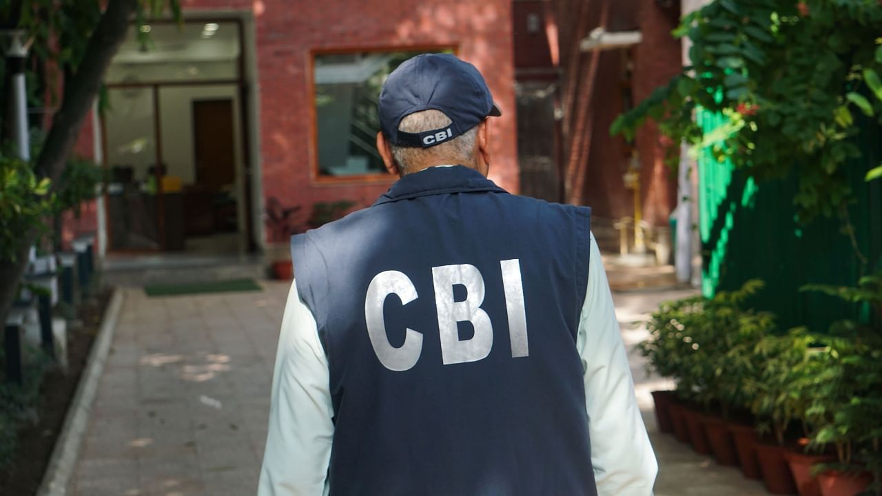 A Central Bureau of Investigation (CBI) official during a raid at the residence of Delhi Deputy Chief Minister Manish Sisodia in connection with alleged irregularities in Delhi Excise Policy. Credit: PTI Photo