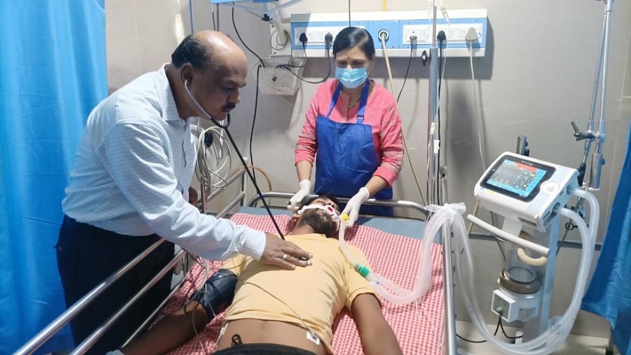 Dr Sadanand Raut treats a snake-bite patient at his clinic in Narayangaon, Pune. Credit: PTI Photo