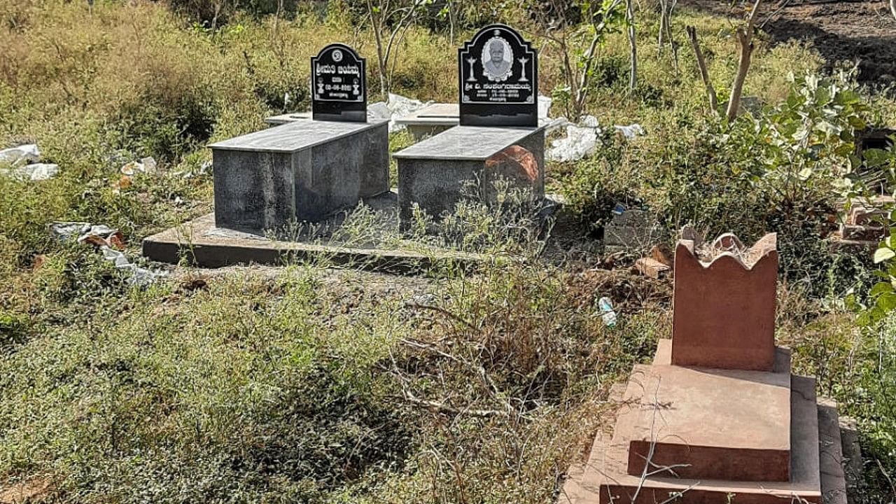 A view of the burial ground on the encroached part of Kembathalli lake. Credit: DH Photo