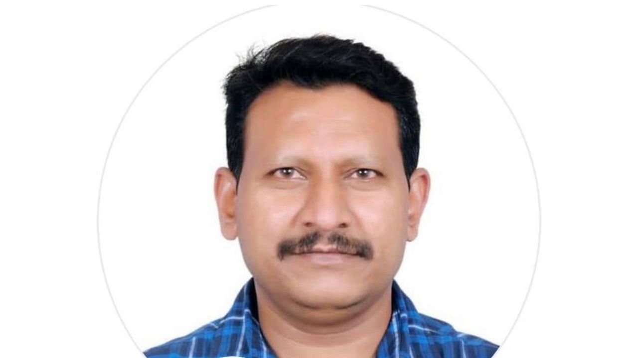 Senior journalist and Chief Minister Basavaraj Bommai’s media coordinator Gurulingaswamy Holimath. Credit: Special Arrangement