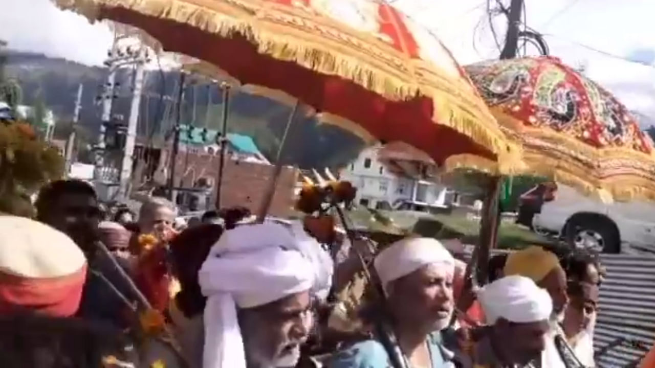 devotees leaving on 3 day Holy Kailash Kund Yatra from Bhaderwah with Charri Mubarak as per ritual & Tradition,locals seen showering flowers on pilgrims. Credit: Twitter/@DistrictDoda