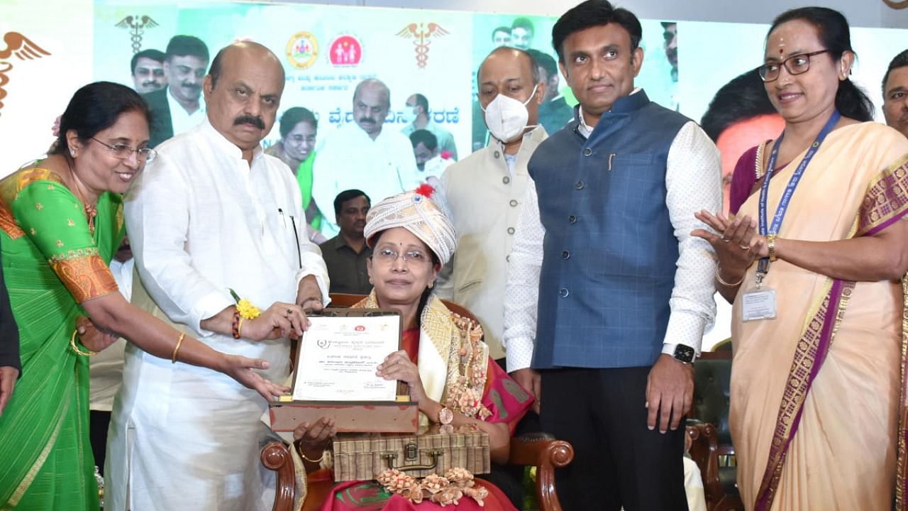 Chief Minister Basavaraja Bommai felicitates National Health Mission (Karnataka) Director Dr Arundhathi Chandrasekhar at the Doctors’ Day programme organised at Vidhana Soudha on Wednesday. Credit: DH photo/B K Janardhan