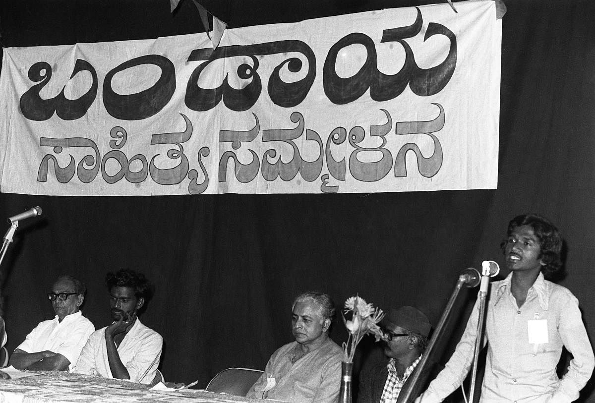 Kannada poet Siddalingaiah speaks at Bandaya Sahitya Sammelana in Bengaluru on March 10, 1979. Telugu poet Sri Sri, Kannada writer Devanur Mahadeva and Niranjana look on. DH file photo