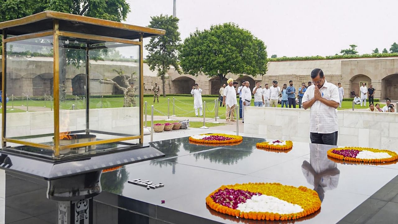Delhi Chief Minister and AAP Convener Arvind Kejriwal pays homage to Mahatma Gandhi, at Rajghat in New Delhi. Credit: Twitter/@ArvindKejriwal