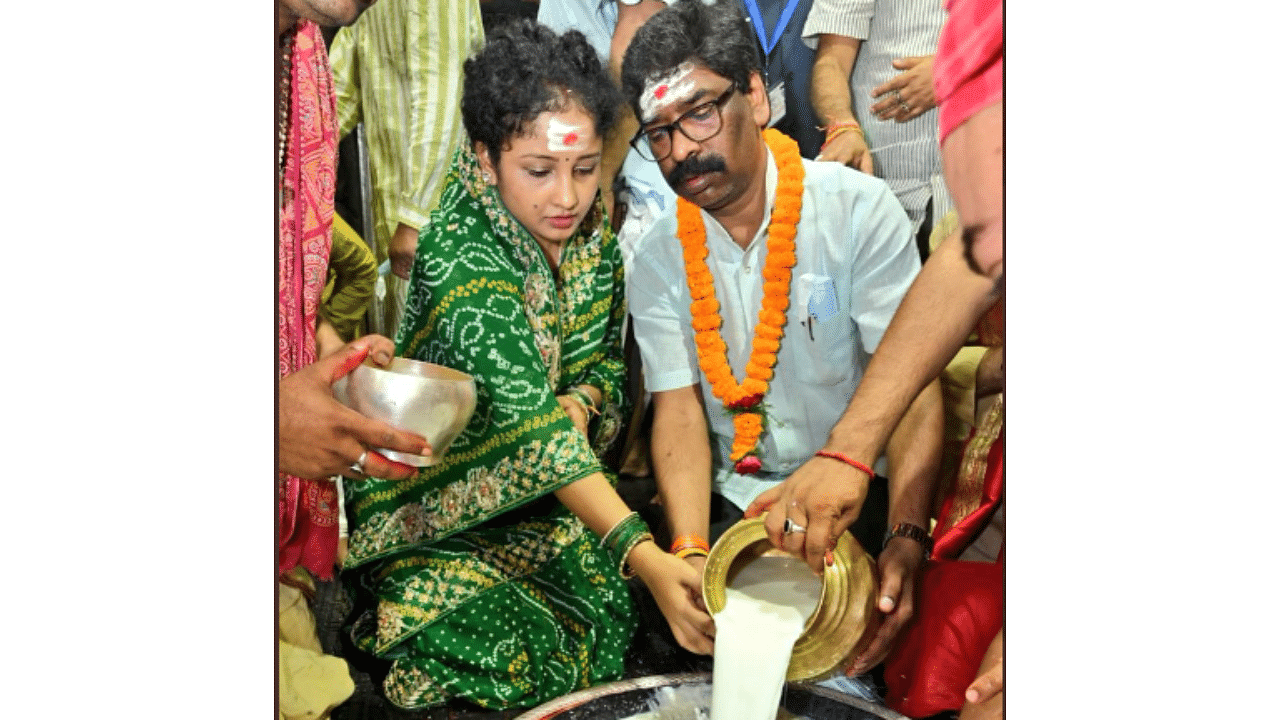 CM Hemant Soren with wife Kalpana Soren. Credit: Twitter/@HemantSorenJMM