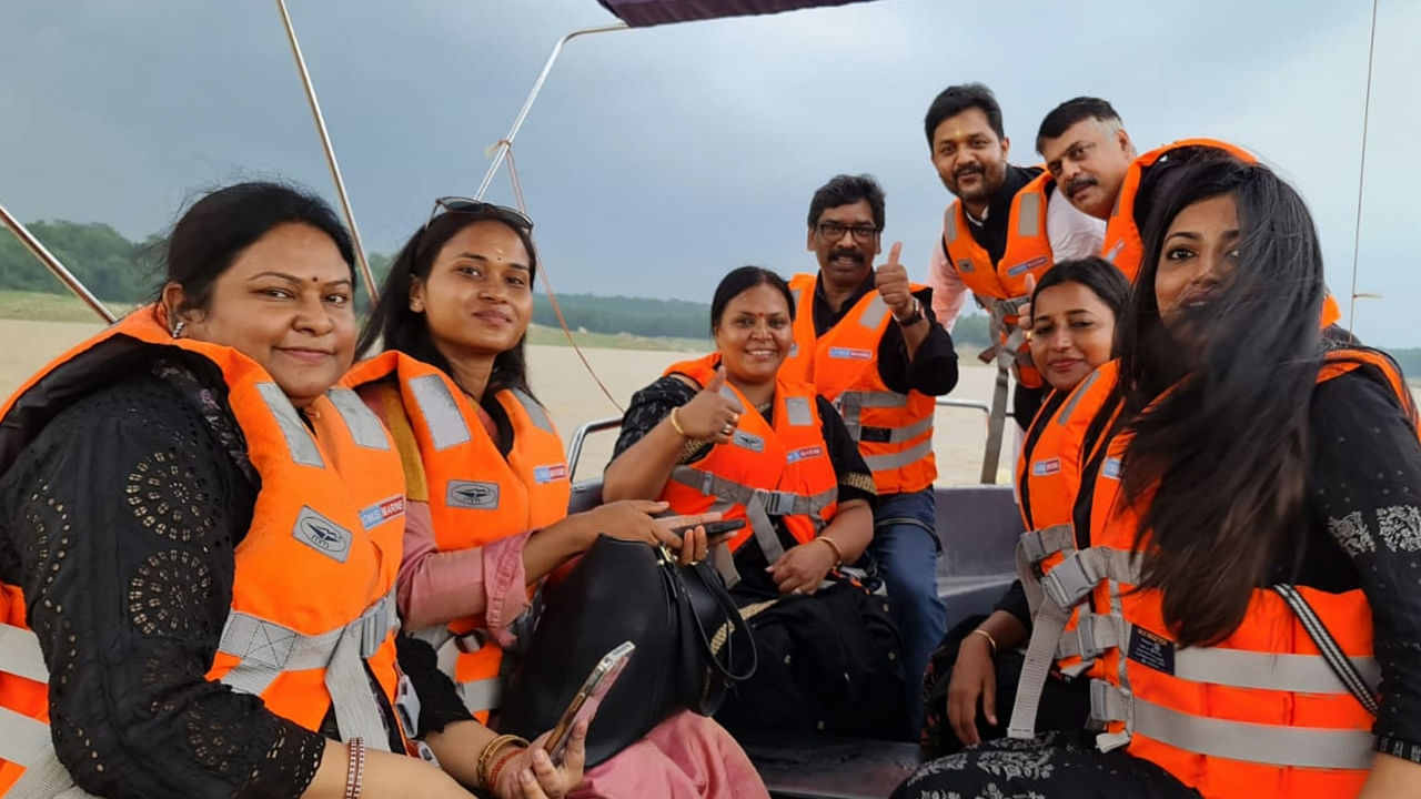 Jharkhand Chief Minister Hemant Soren along with Congress MLA's Anoop Singh, Dipika Pandey Singh, Amba Prasad and others enjoy boat ride at a resort in Khunti on Saturday. Credit: IANS Photo