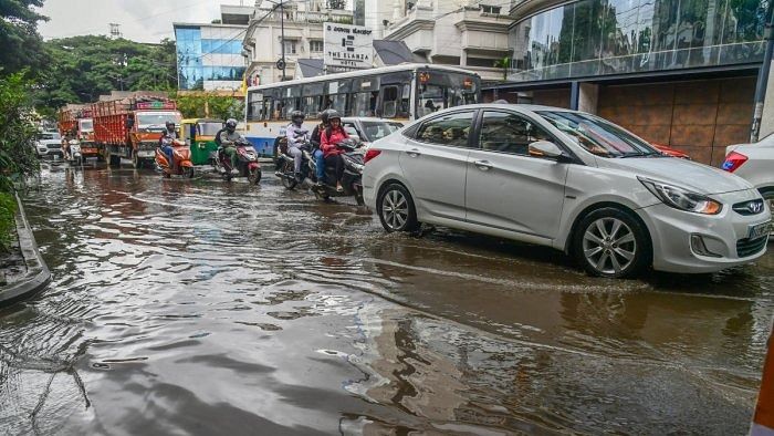 Overnight showers flooded Richmond Road on Saturday leading to traffic congestion. DH Photo/ S K Dinesh