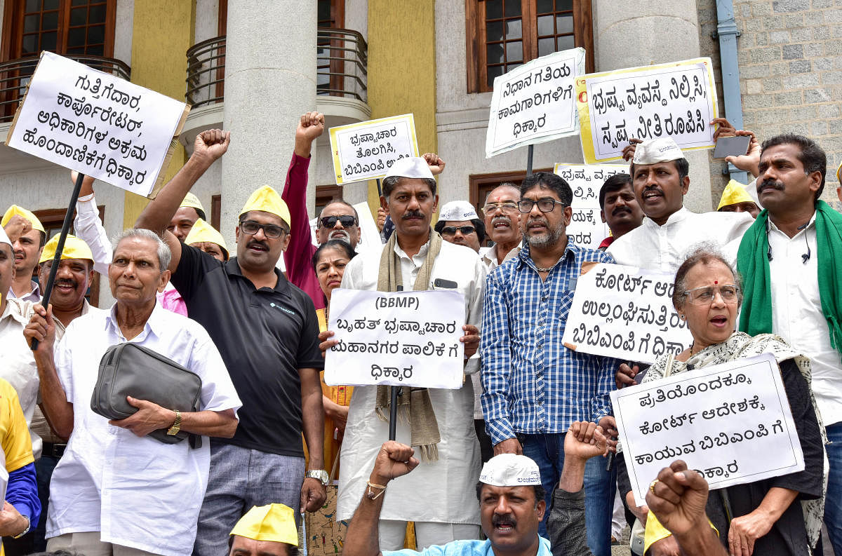 Bribery-free Karnataka Construction Forum members staged a protest in front of the town hall on Saturday against mismanagement, corruption and malpractice in BBMP. Credit: DH File Photo