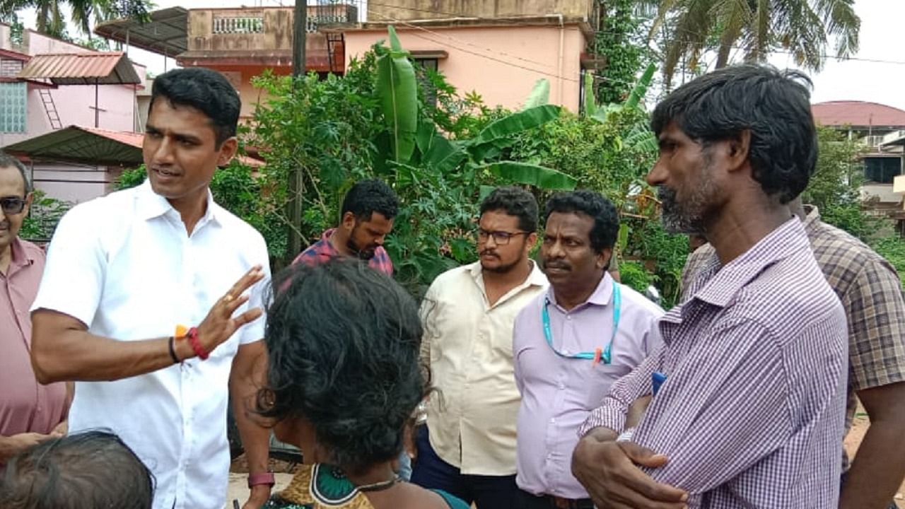 Local corporator Kiran Kumar interacts with nomads. Credit: Special arrangement