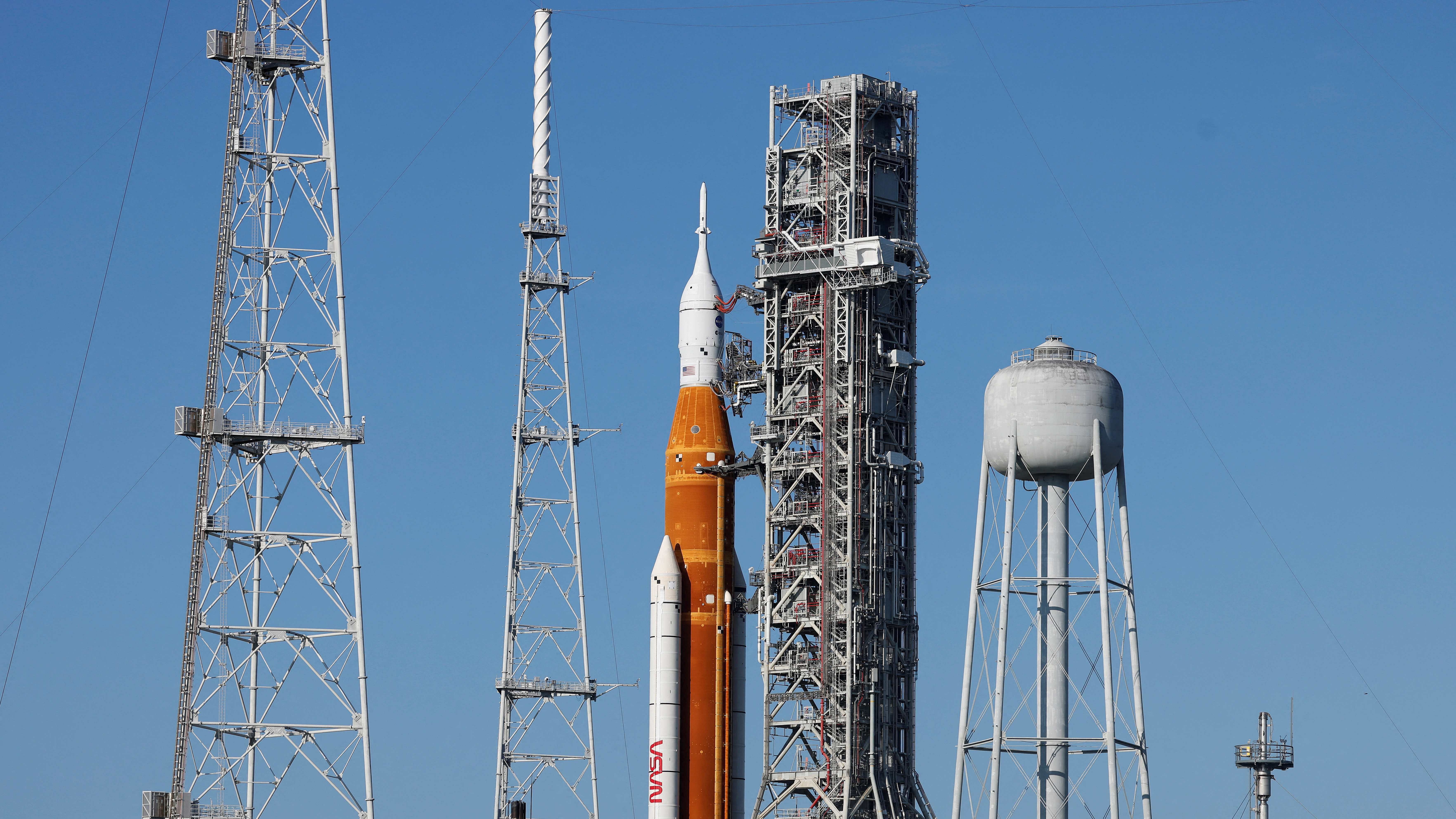 Blastoff, which had been planned for 8:33 am (1233 GMT), was put on hold because of a temperature issue with one of the four engines on the 322-foot (98-meter) Space Launch System (SLS) rocket, the US space agency said. Credit: Reuters photo