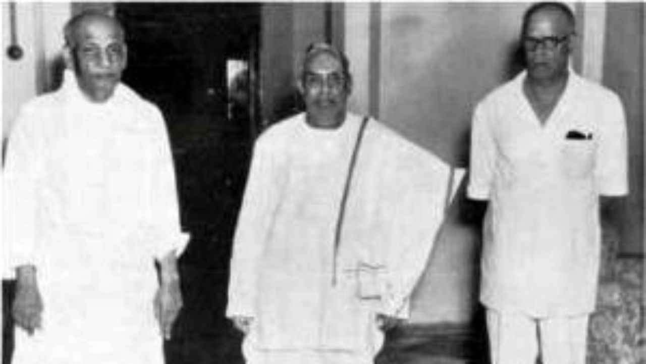 Sardar Patel and V P Menon with the Maharajah of Cochin during Patel's last visit to Travancore-Cochin. Credit: Wikimedia Commons/Unknown author - Extracted from 'The Story of Integration of the Indian States' by V P Menon