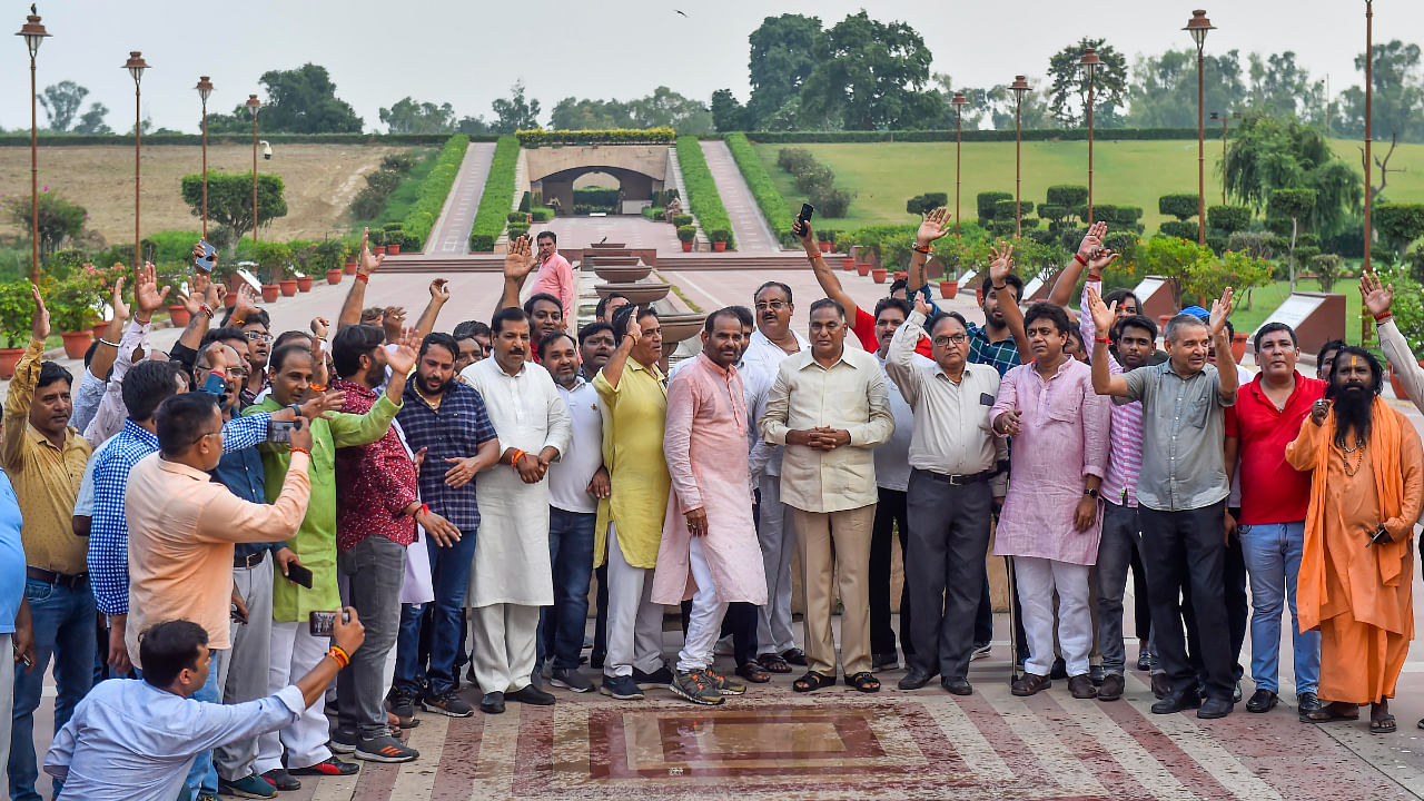 BJP MP Ramesh Bidhuri and Leader of Opposition in Delhi Assembly Ramvir Singh Bidhuri with party leaders during a protest against the new excise policy of Delhi Government, at Rajghat in New Delhi, Tuesday, Aug. 30, 2022. Credit: PTI Photo