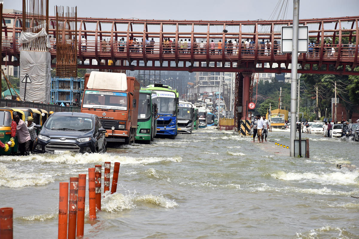 A waterlogged Marathahalli Ring Road on Tuesday morning. DH Photo/B K Janardhan
