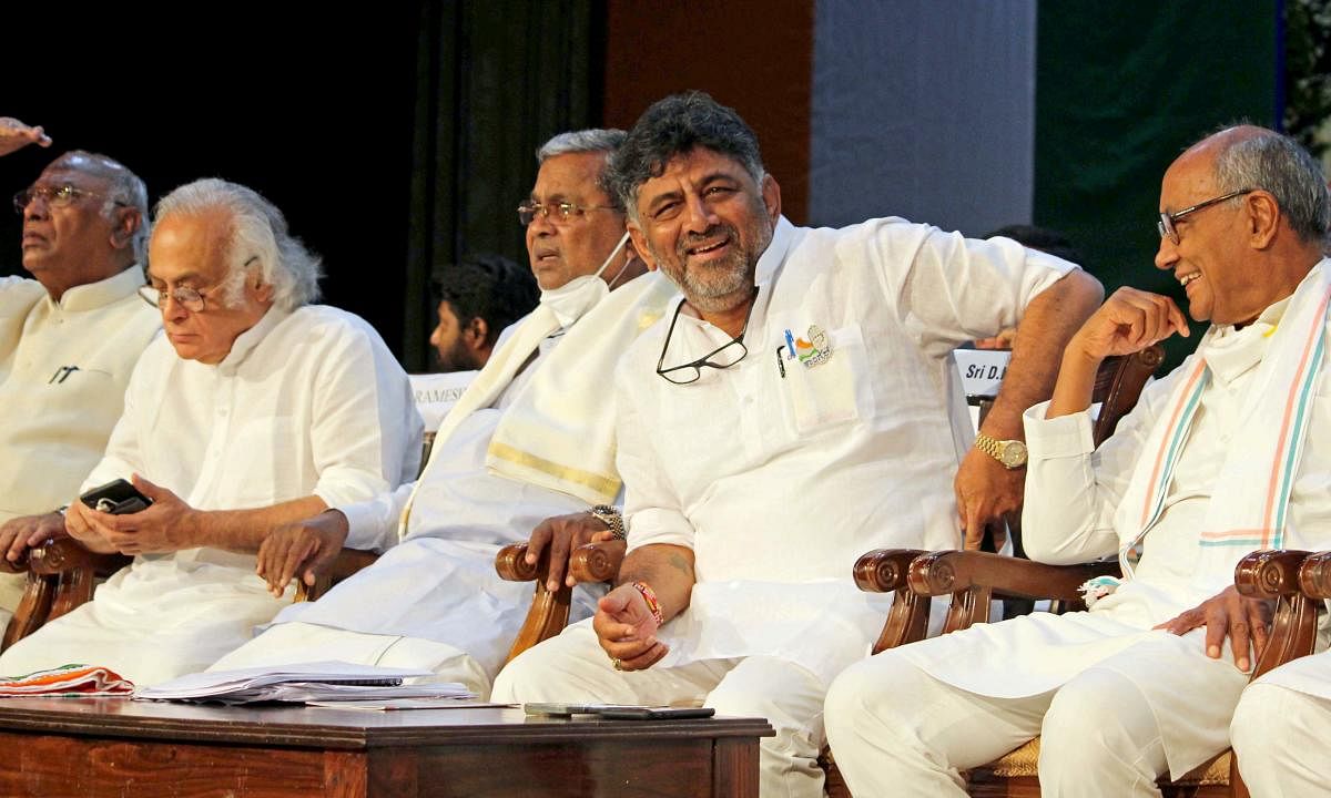 Congress leaders Mallikarjun Kharge, Jairam Ramesh, leader of Opposition Siddaramaiah, KPCC president D K Shivakumar and Digvijay Singh participate in a meeting on the party's "Bharat Jodo" campaign, in Bengaluru on Thursday. Credit: DH Photo