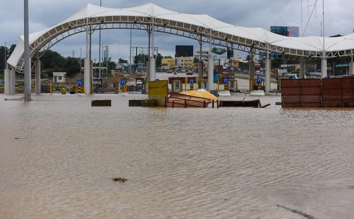 A file photo of the recent flooding on Bengaluru-Mysuru expressway. Credit: DH Photo