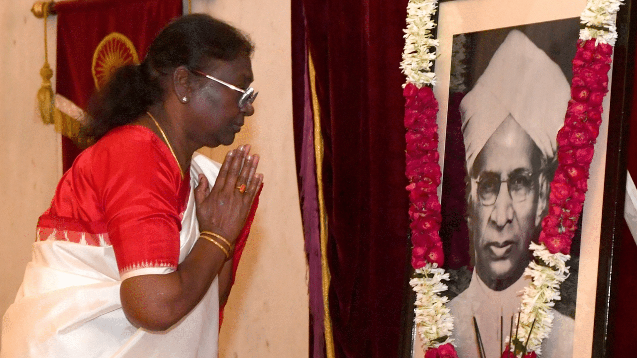 President Droupadi Murmu pays homage to Dr Sarvepalli Radhakrishnan. Credit: IANS Photo