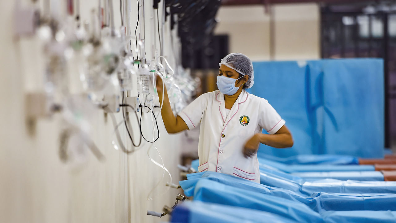 A health worker prepares an 'oxygen triage facility' for Covid-19 patients at a hospital in Chennai, Sunday, Jan 23, 2022. Credit: PTI Photo