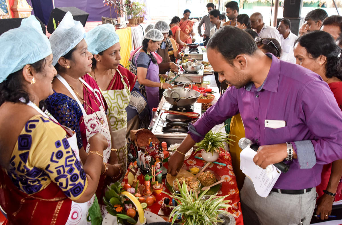 A file photo of Stree Shakti Kendra members participating in Desi Food making competition during Dasara Food Mela held in Mysuru. Credit: DH File Photo
