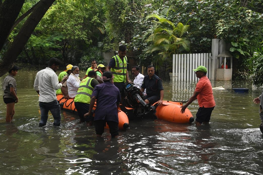 Siddaramaiah ventured into the floodwaters on a rescue boat and took a round of the flood area. Credit: DH Photo/ SK Dinesh