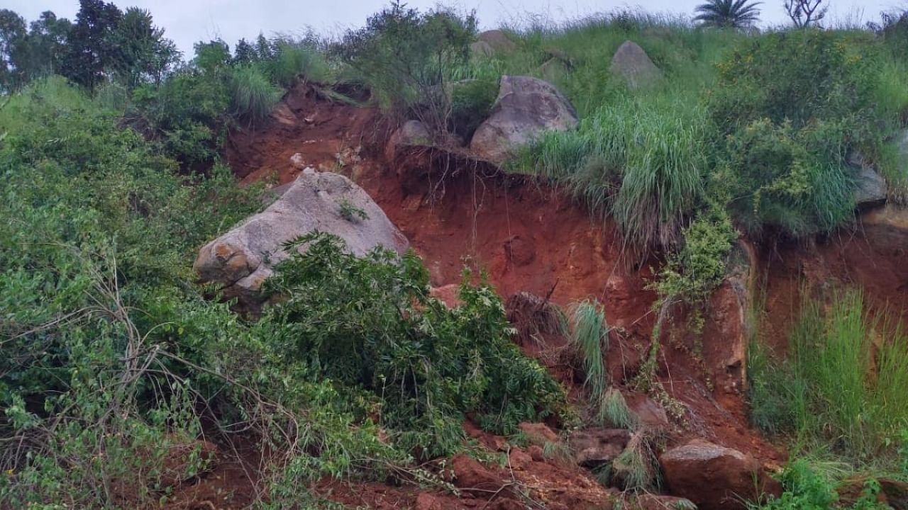 Continuous and heavy rain, over the last couple of days, causes a minor landslide in Giridhama Layout, Rajarajeshwari Nagar. Credit: DH photo