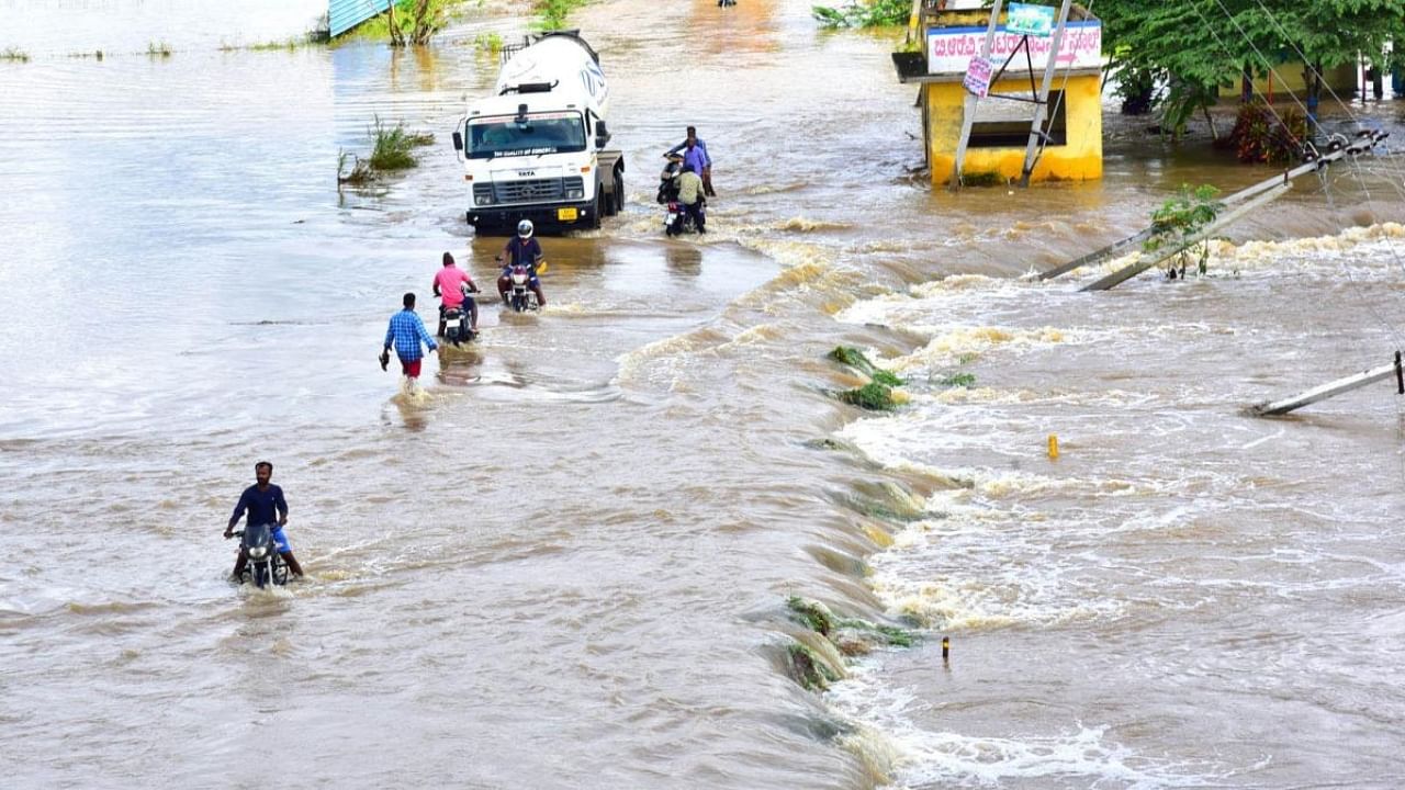 Heavy rains trigger floods in Bengaluru. Credit: IANS Photo