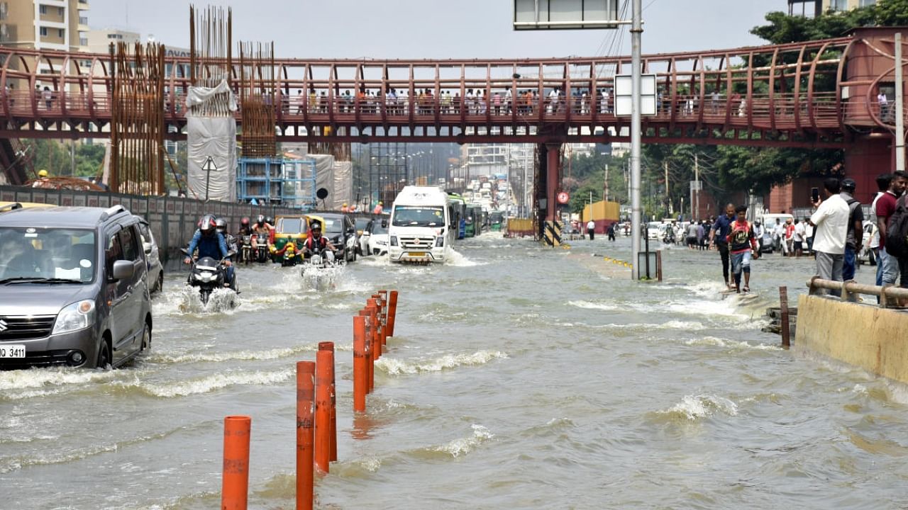 Heavy rains and tank breaches earlier this week exposed the frailty of drainage system and insensitivity and lackadaisical attitude of civic bodies in addressing the perennial problem of flooding in Bengaluru. Credit: DH file photo