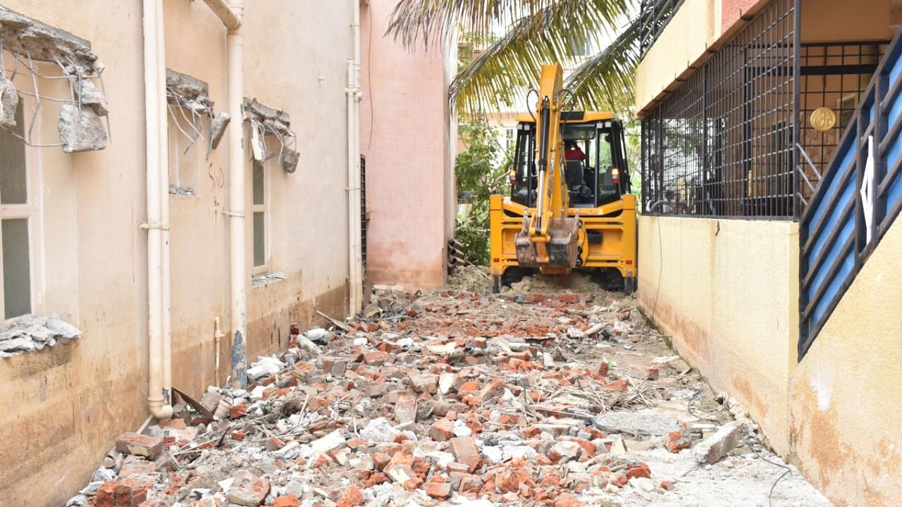 The BBMP's demolition drive against rajakaluve encroachment at Munnekollal near Marathahalli in Bengaluru on Tuesday. Credit: DH Photo