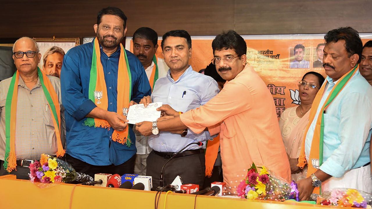 Goa Chief Minister Pramod Sawant and Goa BJP President Sadanand Shet Tanavade welcome eight Congress MLAs who joined the party, in Panaji, Wednesday, Sept. 14, 2022. Credit: PTI Photo