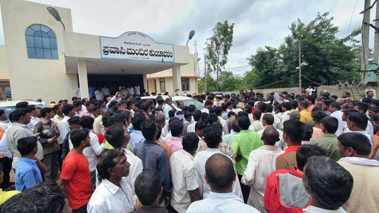 Parents and members of Karnataka Rakshana Vedike stage a protest, seeking action against the principal and computer operator of a residential school for sexually harassing girl students, at Kunchavaram village in Chincholi taluk of Kalaburagi district on Tuesday. Credit: Special Arrangement