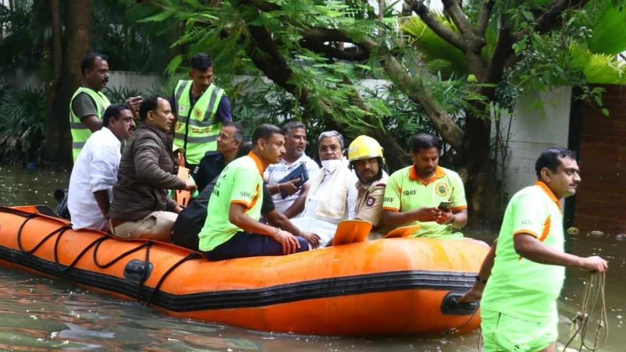 Leader of Opposition Siddaramaiah travelled by a boat to take stock of floods in Bengaluru recently. Credit: DH Photo