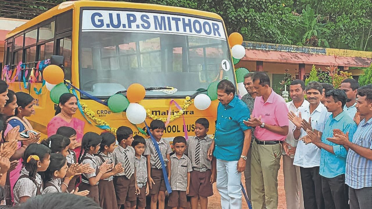 MLA Sanjeeva Matandoor inaugurates the newly purchased bus at the Government Upgraded Higher Primary School in Mithoor. Credit: DH photo